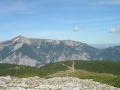 Weg zur Bergstation der Raxseilbahn. Im Hintergrund der Schneeberg